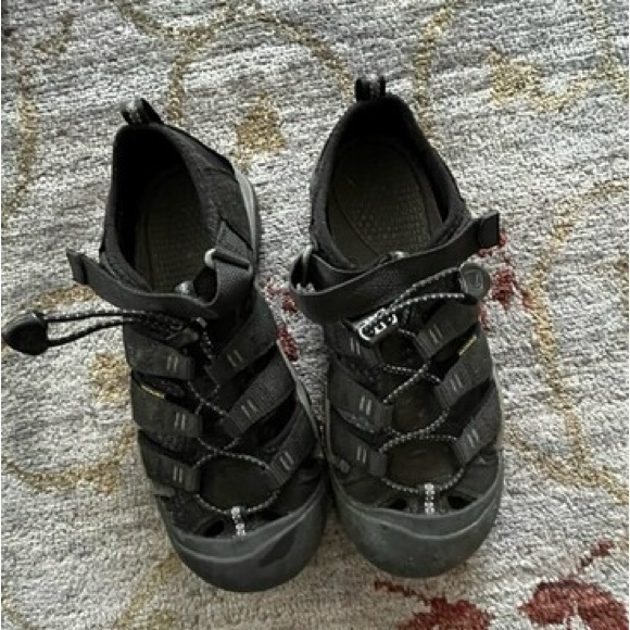 KEEN Newport H2 Closed Toe Water Shoes - Picture 1 of 3